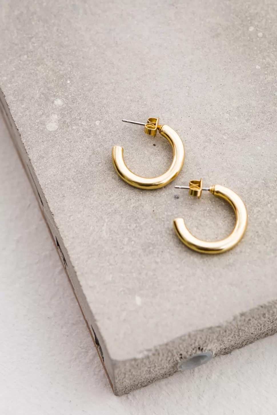 eseOese EARRINGS HOOPS BOLD GOLD New